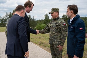 Wizyta Ministrów Spraw Wewnętrznych Polski i Irlandii na granicy polsko-białoruskiej powitanie ministra z generałem