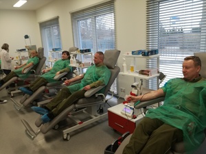 Funkcjonariusze z Placówki SG w Rutce-Tartak biorący udział w akcji "SpoKREWnieni służbą" 