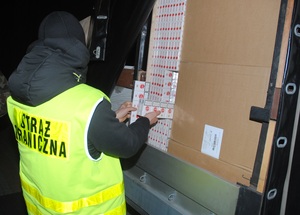 Skrytka w jednym z zatrzymanych aut z kontrabandą 