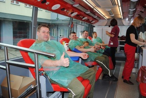 Funkcjonariusze z Placówki SG w Mielniku biorący udział w akcji "SpoKREWnieni służbą" 