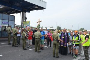 Pielgrzymi w drogowym przejściu granicznym w Kuźnicy 