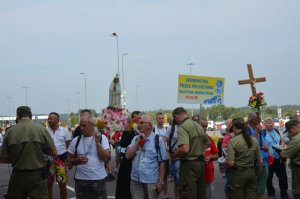 Pielgrzymi w drogowym przejściu granicznym w Kuźnicy 