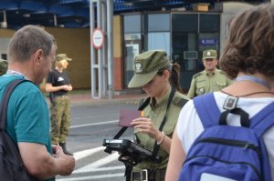 Pielgrzymi w drogowym przejściu granicznym w Kuźnicy 