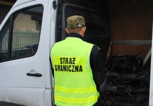 Zatrzymane auto z kradzionymi częściami samochodowymi 