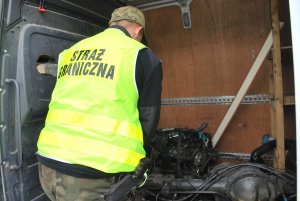 Zatrzymane auto z kradzionymi częściami samochodowymi 