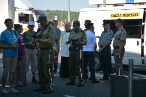 Pielgrzymi w drogowym przejściu granicznym w Kuźnicy 