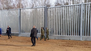 Premier, wiceszef MSWiA, Komendant Główny SG na budowie bariery na granicy polsko-białoruskiej 
