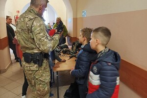 Wizyta dzieci w komendzie oddziału 