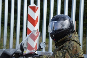 Funkcjonariusz SG na polsko- białoruskiej granicy 
