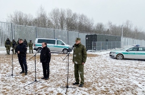 Wizyta na terenie Podlaskiego Oddziału SG w związku z zakończeniem prac przy pierwszym odcinku bariery elektronicznej na granicy polsko-białoruskiej 