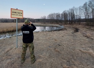 Funkcjonariusz nad rzeka graniczna Świsłocz 