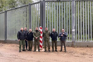 Łotewska delegacja przy zaporze na terenie Placówki SG w Narewce 