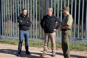 Wiceminister Bartosz Grodecki oraz szef Agencji Frontex z wizytą na granicy polsko-białoruskiej 
