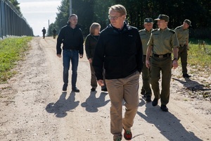 Wiceminister Bartosz Grodecki oraz szef Agencji Frontex z wizytą na granicy polsko-białoruskiej 
