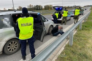 Zatrzymane auto z nielegalnymi migrantami 