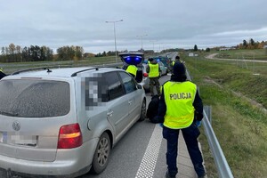 Zatrzymane auto z nielegalnymi migrantami 