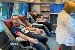 Niosą pomoc oddając krew 