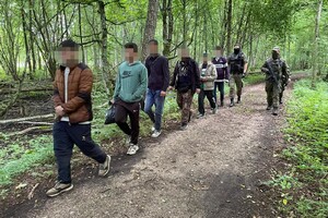 Grupa zatrzymanych nielegalnych migrantów 