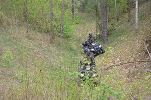 Patrol na quadzie Patrol Straży Granicznej na quadach, droga leśna.