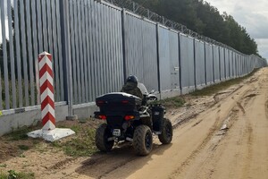 Patrol pojazdem TRX Funkcjonariusz SG jadący pojazdem TRX po pasie drogi granicznej wzdłuż polsko - białoruskiej granicy