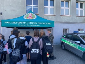 Stoisko promocyjne Straży Granicznej Stoisko promocyjne Straży Granicznej. Funkcjonariuszka Straży Granicznej oraz dzieci.