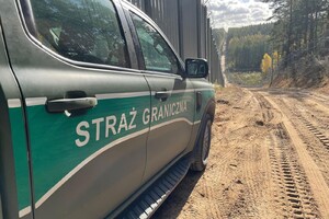 Patrol SG na granicy Pojazd Straży Granicznej, w tle droga i bariera