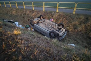 Funkcjonariusze SG pomogli poszkodowanym w wypadku Auto po wypadku leżące na dachu w przydrożnym rowie