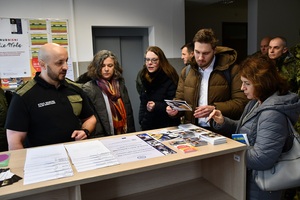 Wizyta przedstawicieli UNICEF w Podlaskim Oddziale SG Delegacja w CRC przeglądająca ulotki