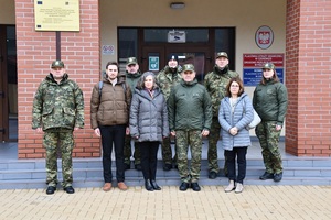 Wizyta przedstawicieli UNICEF w Podlaskim Oddziale SG Delegacja przed Placówką w Połowcach