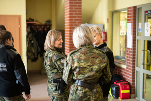 Funkcjonariuszki SG na strzelnicy w trakcie zawodów strzeleckich 