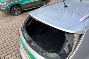 Uszkodzony pojazd Straży Granicznej wybita szyba w samochodzie służbowym straży granicznej