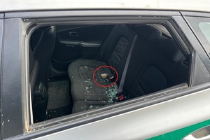 Uszkodzony pojazd Straży Granicznej wybita szyba w samochodzie służbowym SG