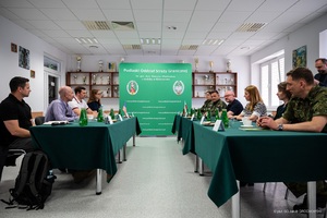 Wizyta delegacji USA w POSG Przedstawiciele delegacji polskiej i USA siedzą za stołami podczas prezentacji