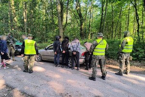 Zatrzymany kurier i nielegalni migranci 
