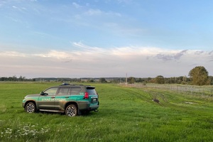 Pojazd Straży Granicznej przy rzece granicznej 