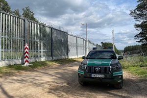 Pojazd Straży Granicznej przy barierze .