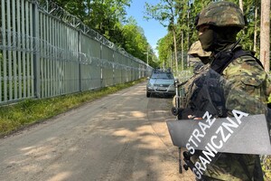 Patrol Straży Granicznej przy barierze, w tle auto służbowe Patrol Straży Granicznej przy barierze, w tle auto służbowe.