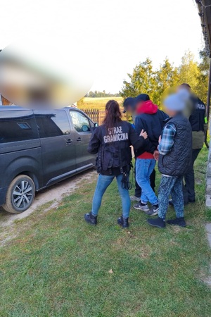 Zatrzymany za przemyt Funkcjonariusz Straży Granicznej i Policji prowadzą zatrzymanego