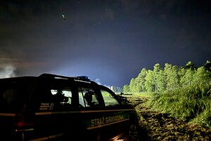 Noc przy granicy Samochód straży granicznej nocą przy granicy