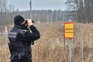 Funkcjonariusz patrolujący odcinek rzeczny 