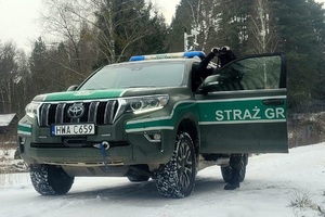 Funkcjonariusz SG obserwujący teren .