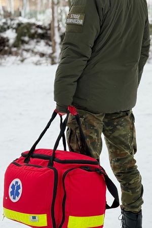 Funkcjonariusz SG z torbą medyczną 