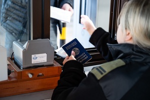 Funkcjonariuszka podczas odprawy granicznej 