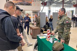 Tydzień Nauk Technicznych Funkcjonariusz Straży Granicznej przy stoisku