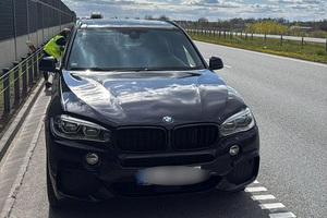Przy granicy z Litwąodzyskano kradzione auto Auto stojące na poboczu drogi.