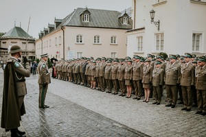 Msza Święta i Apel Jasnogórski z okazji 35. rocznicy powołania Straży Granicznej Grupa funkcjonariuszy na uroczystości Straży Granicznej.