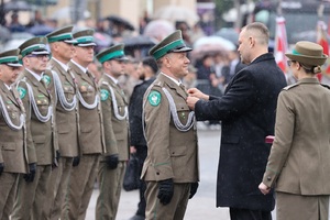 Centralne Obchody Święta Straży Granicznej Prezydent wręcza odznaczenie.