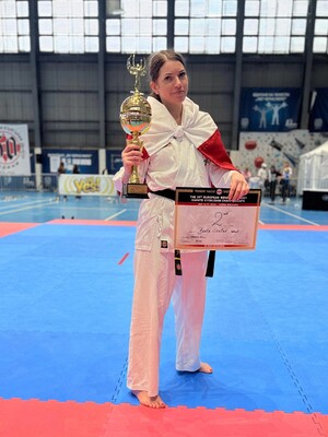 Funkcjonariuszka Podlaskiego Oddziału Strazy Granicznej ze srebrem Mistrzostw Europy Zawodniczka karate stoi z pucharem.