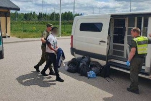 Przez granicę polsko-litewską poza prawem Funkcjonariusze prowadzą zatrzymanego