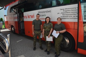 Akcja krwiodastwa w Rutce-Tartak trzy osoby stoją przy autobusie centrum krwiodastwa